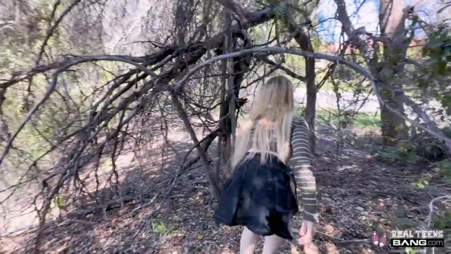 Через 20 минут после знакомства она уже скачет на члене prew 4