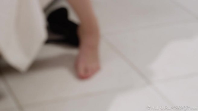 Давайте посмотрим, что такое лесбийский массаж prew 10