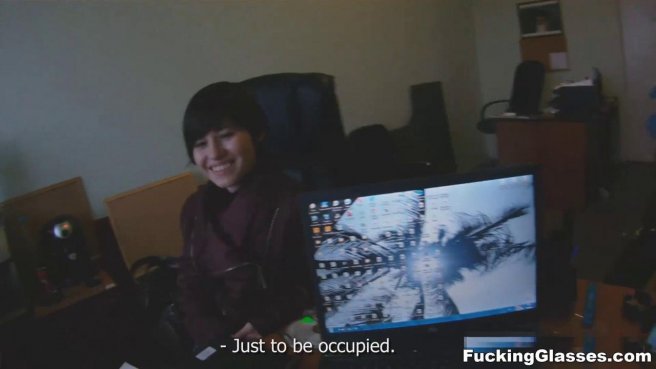 Парень привел худую девушку домой и трахнул её от первого лица в дождливый день prew 2